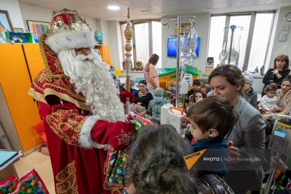 Дед Мороз в Гематологическом центре им. Йоляна (20 декабря 2022). Еревaн Дед Мороз в Гематологическом центре им. Йоляна (20 декабря 2022). Еревaн - Sputnik Армения