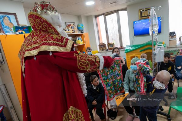 Дед Мороз в Гематологическом центре им. Йоляна (20 декабря 2022). Еревaн Дед Мороз в Гематологическом центре им. Йоляна (20 декабря 2022). Еревaн - Sputnik Армения