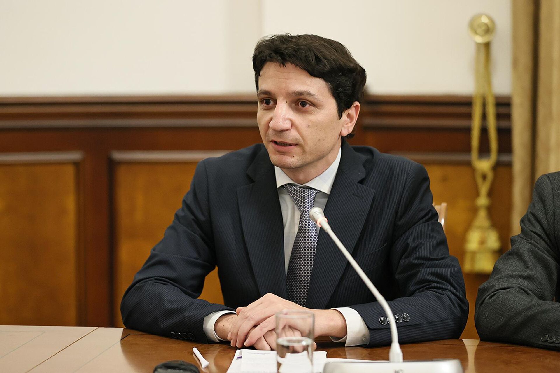 Премьер-министр Никол Пашинян представил аппарату министерства финансов новоназначенного министра Ваге Ованнисяна (20 декабря 2022). Еревaн - Sputnik Армения, 1920, 20.12.2022