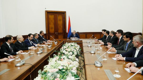 Премьер-министр Никол Пашинян представил аппарату министерства финансов новоназначенного министра Ваге Ованнисяна (20 декабря 2022). Еревaн - Sputnik Армения
