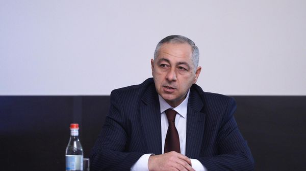 Генеральный прокурор Анна Вардапетян посетила Военную прокуратуру и представила новоназначенного военного прокурора, заместителя генерального прокурора Григора Элизбаряна (22 декабря 2022). Еревaн - Sputnik Армения