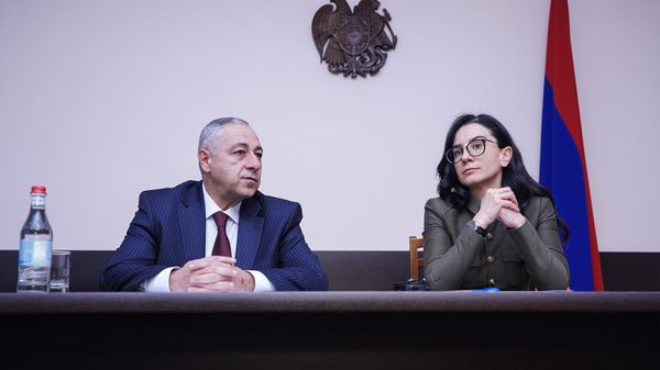 Генеральный прокурор Анна Вардапетян посетила Военную прокуратуру и представила новоназначенного военного прокурора, заместителя генерального прокурора Григора Элизбаряна (22 декабря 2022). Еревaн - Sputnik Армения