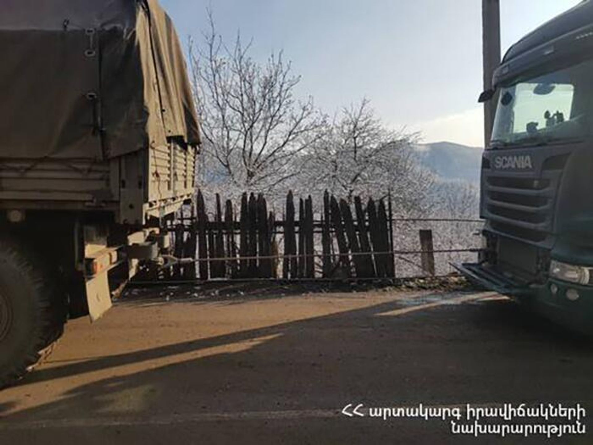 Спасатели при помощи буксировки вытащили 27 грузовых автомобиля, застрявших у села Верин Хотанян (22 декабря 2022). Сюник - Sputnik Արմենիա, 1920, 22.12.2022