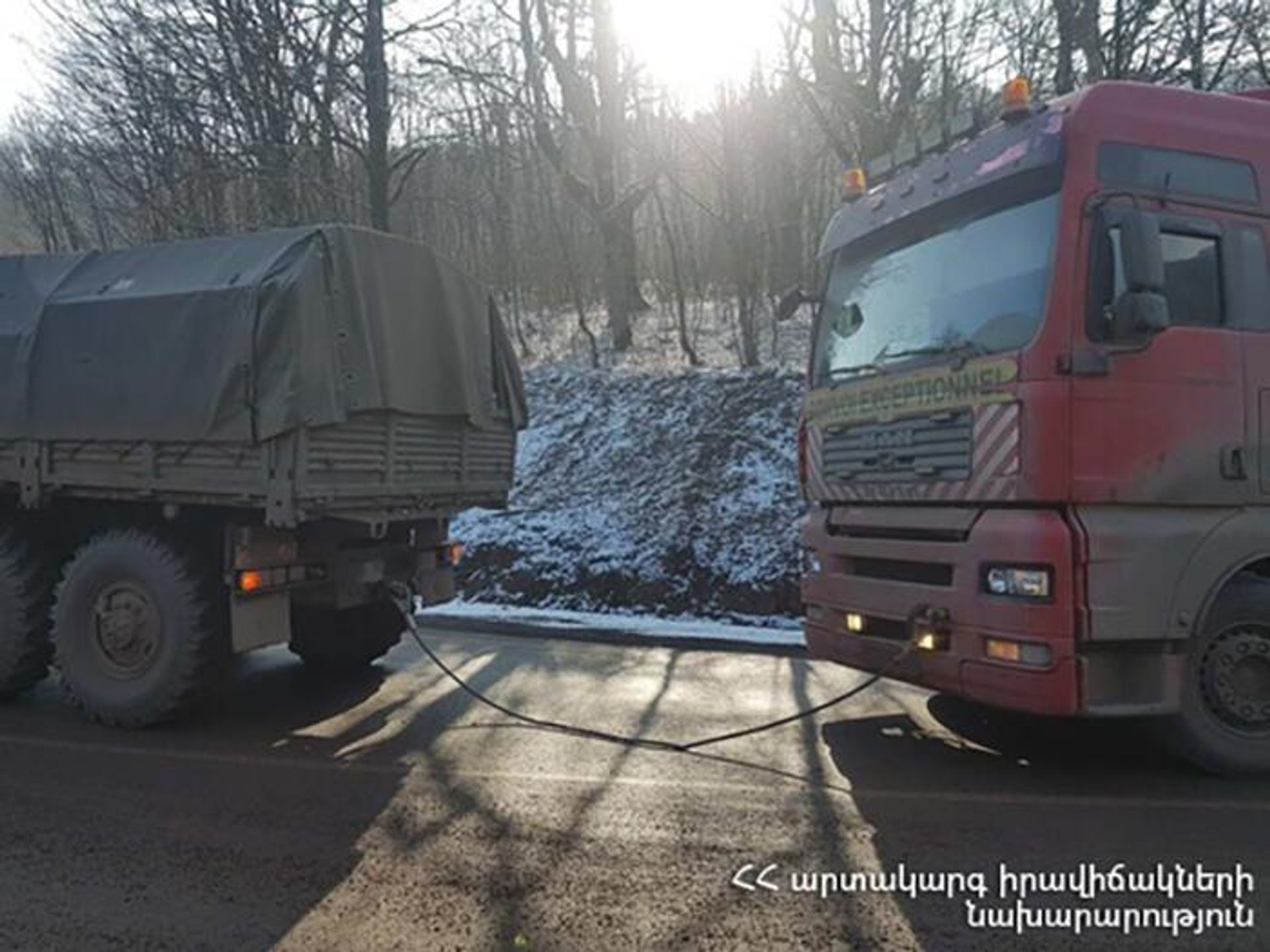 Спасатели при помощи буксировки вытащили 27 грузовых автомобиля, застрявших у села Верин Хотанян (22 декабря 2022). Сюник - Sputnik Армения, 1920, 22.12.2022