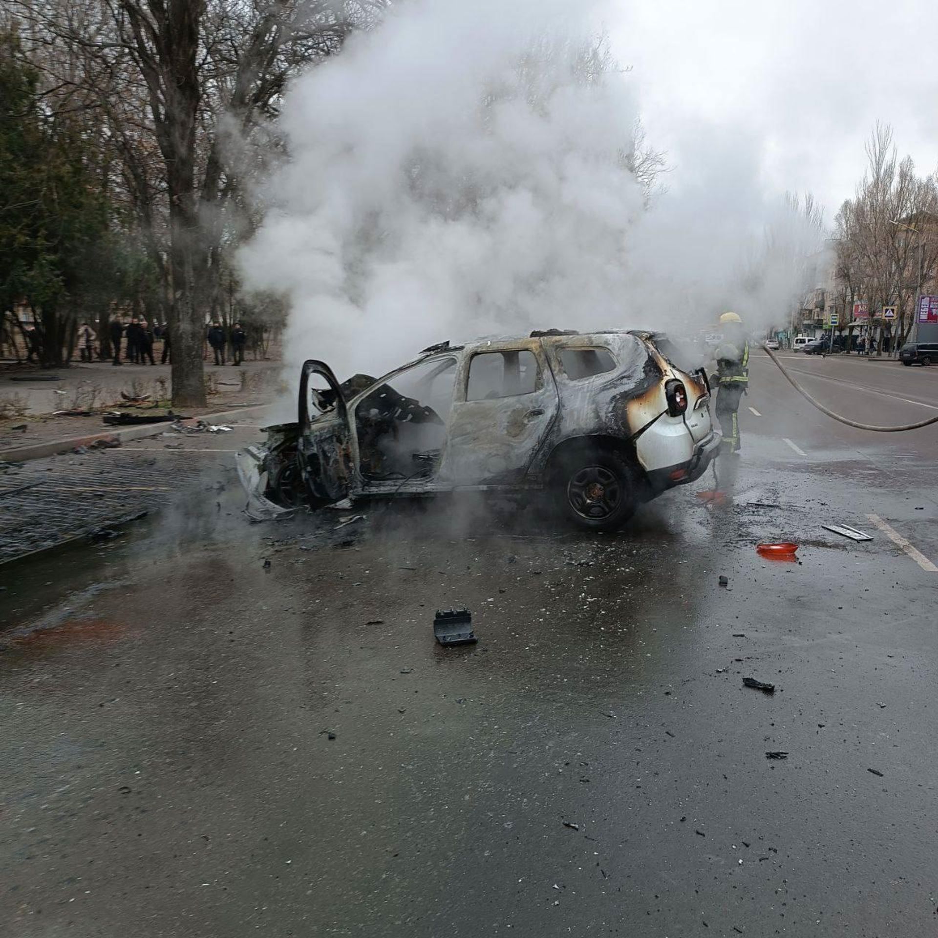 Пожарник тушит взорвавшийся автомобиль перед входом в парк Горького (23 декабря 2022). Мелитополь - Sputnik Արմենիա, 1920, 23.12.2022