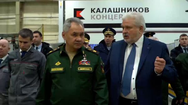 Сергей Шойгу в Ижевске проверил, как выполняется гособоронзаказ на концерне Калашников - Sputnik Армения