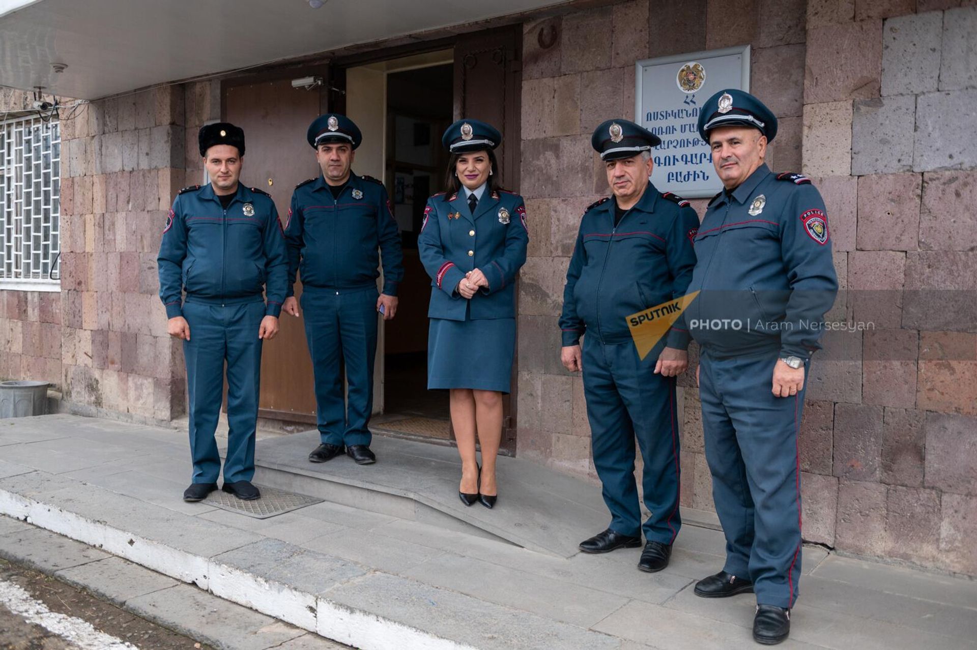 Первая женщина-шеф полиции подполковник Мелине Егшатян с сотрудниками в отделении полиции Первая женщина-шеф полиции подполковник Мелине Егшатян с сотрудниками в отделении полиции - Sputnik Արմենիա, 1920, 23.12.2022