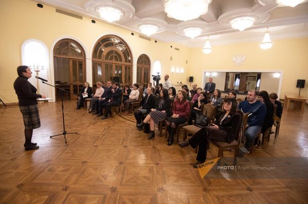 Торжественная церемония награждения победителей и участников XIII Республиканского конкурса Лучший учитель русского языка Армении 2022 года (26 декабря 2022). Еревaн Торжественная церемония награждения победителей и участников XIII Республиканского конкурса Лучший учитель русского языка Армении 2022 года (26 декабря 2022). Еревaн - Sputnik Армения