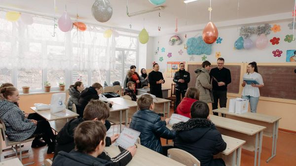 Представители Посольства России и Россотрудничества в Армении посетили села Фиолетово и Лермонтово и передали новогодние подарки детям, а школьным библиотекам - книги - Sputnik Армения