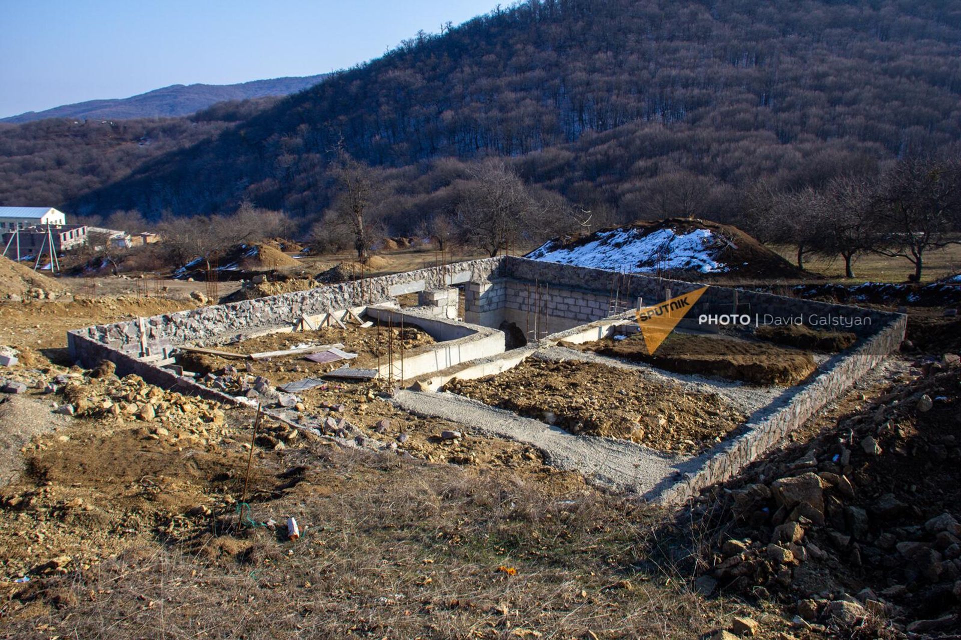 Фундамент одного из домов в новом квартале села Шурнух, Сюникская область Фундамент одного из домов в новом квартале села Шурнух, Сюникская область - Sputnik Армения, 1920, 27.12.2022