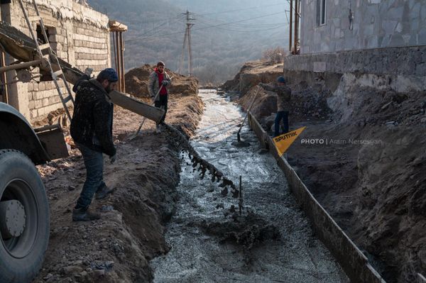 Рабочие на стройплощадке в новом квартале села Шурнух, Сюникская область Рабочие на стройплощадке в новом квартале села Шурнух, Сюникская область - Sputnik Армения