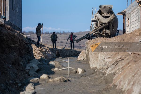Рабочие на стройплощадке в новом квартале села Шурнух, Сюникская область Рабочие на стройплощадке в новом квартале села Шурнух, Сюникская область - Sputnik Армения