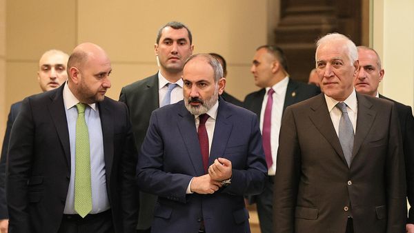 Премьер-министр Никол Пашинян, президент Ваагн Хачатурян и председатель ЦБА Мартин Галстян на Рождественском приеме в Центральном Банке Армении (28 декабря 2022). Еревaн - Sputnik Армения