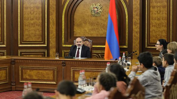 Премьер-министр Никол Пашинян принял студентов и их учителей из общины Сисиан и соседних сел Сюникской области (29 декабря 2022). Еревaн - Sputnik Армения