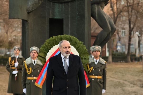 Նիկոլ Փաշինյանը հարգանքի տուրք է մատուցել Թումանյանի, Չարենցի և հայ այլ մեծերի հիշատակին - Sputnik Արմենիա