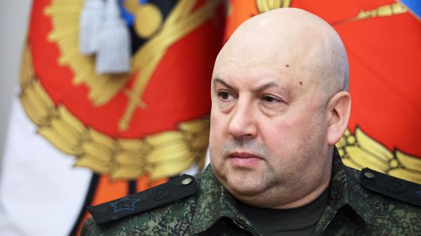 Командующий Объединенной группировкой войск РФ в районе проведения спецоперации генерал армии Сергей Суровикин во время посещения президентом РФ штаба ЮВО (31 декабря 2022).  - Sputnik Армения