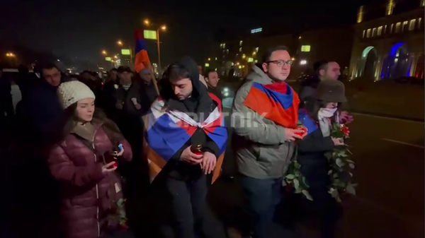 В канун Нового года в Ереване проходит шествие жителей Карабаха к воинскому пантеону Ераблур - Sputnik Армения