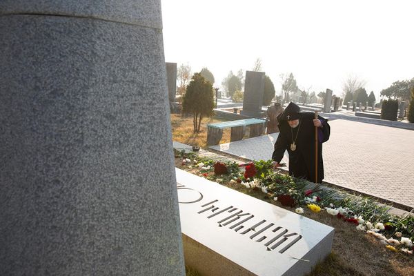 Католикос Гарегин II посетил военный пантеон Ераблур (1 января 2023). Еревaн - Sputnik Армения