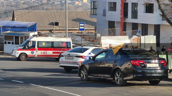 Потерявший управление автобус врезался в ограждение на улице Царав Ахпюр (1 января 2023). Еревaн - Sputnik Армения