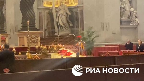 Церемония прощания с Бенедиктом XVI в Соборе Святого Петра в Ватикане - Sputnik Армения