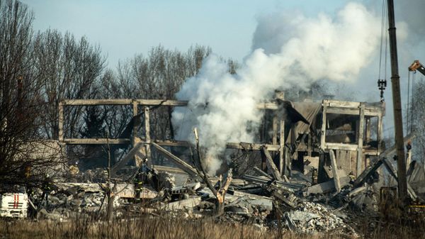 Сотрудники МЧС РФ разбирают завалы разрушенного здания ПТУ 19 (2 января 2023). Макеевка  - Sputnik Армения
