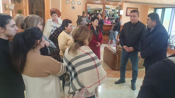 Замминистра здравоохранения Армен Назарян посетил жителей Карабаха, проживающих в гостиницах Гориса (3 января 2023). Сюник - Sputnik Армения