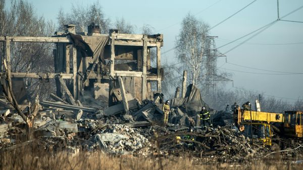 Разбор здания обстрелянного общежития ПТУ в Макеевке - Sputnik Армения