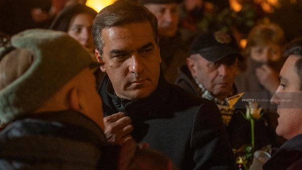 Арман Татоян перед началом шествия к военному пантеону Ераблур карабахцев, застрявших в Армении из-за закрытия Лачинского коридора (31 декабря 2022). Еревaн - Sputnik Армения