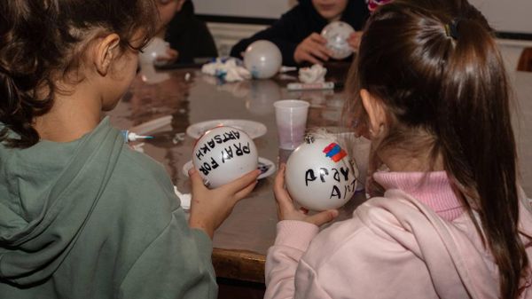 Дети из Нагорного Карабаха, которые не могут вернуться домой из-за блокады Лачинского коридора, получили подарки - Sputnik Армения