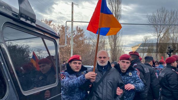 Ոստիկանները բերման են ենթարկում հակառուսական ակցիայի մասնակցին (8 հունվարի, 2023). Գյումրի - Sputnik Արմենիա