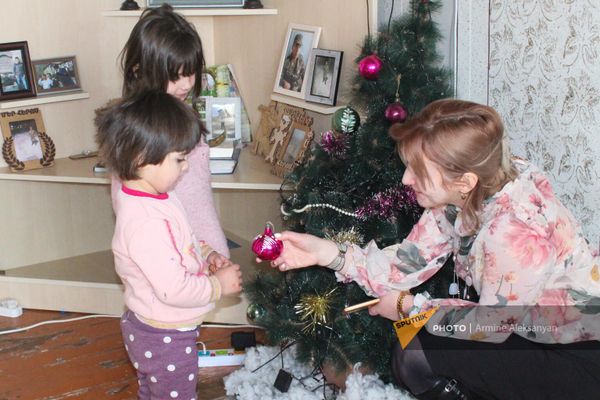Несовершеннолетние дети Маргарянов с временным опекуном Рипсиме Наапетян. - Sputnik Армения