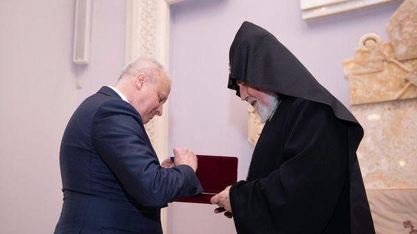 Чрезвычайный и полномочный посол России Сергей Копыркин вручил Орден Почета Российской Федерации Католикосу Гарегину Второму (10 января 2023). Эчмиадзин - Sputnik Армения