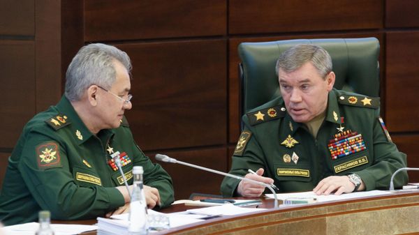 Министр обороны РФ Сергей Шойгу (слева) и начальник Генерального штаба Вооруженных сил РФ - первый заместитель министра обороны РФ Валерий Герасимов - Sputnik Армения