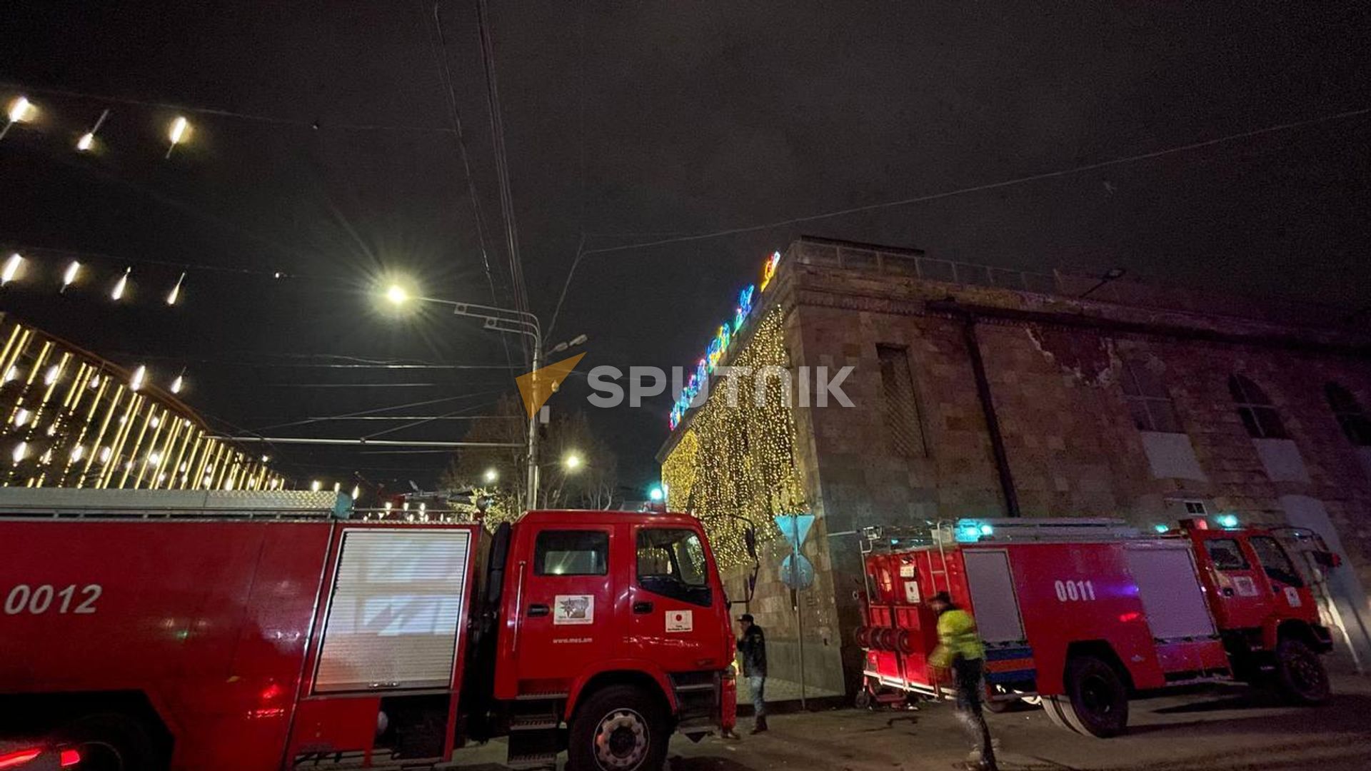 Сотрудники пожарной службы у ТЦ Prospect Mall (11 января 2023). Ереван - Sputnik Армения, 1920, 05.03.2026