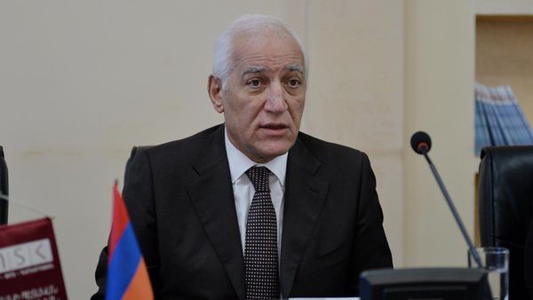 Президент Армении, председатель совета Государственного экономического университета Ваагн Хачатурян на заседание совета Университета (12 января 2023). Еревaн - Sputnik Армения