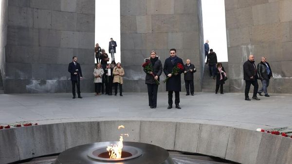 Спикер Национального собрания Франции Яэль Браун-Пиве в сопровождении Председателя НС Алена Симоняна посетила мемориальный комплекс Цицернакаберд (13 января 2023). Ереван - Sputnik Армения