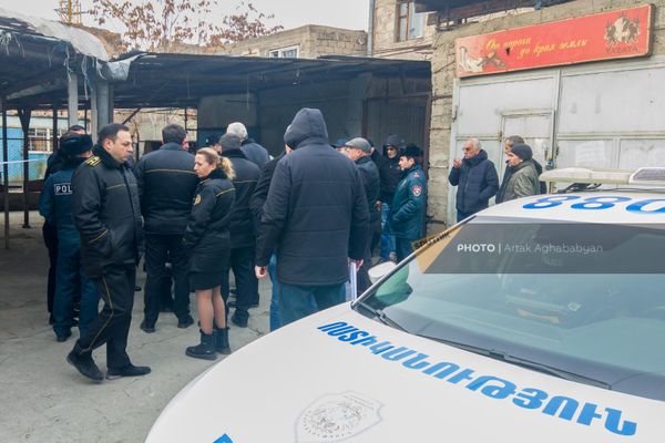 Բնակիչները փորձում են խոչընդոտել - Sputnik Արմենիա