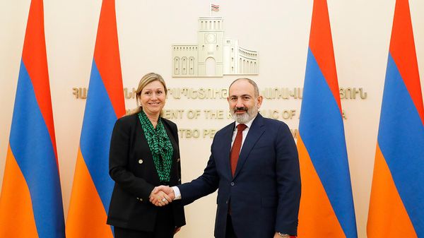Премьер-министр Никол Пашинян принял делегацию во главе со спикером Национального собрания Франции Яэль Браун-Пиве (13 января 2023). Еревaн - Sputnik Армения