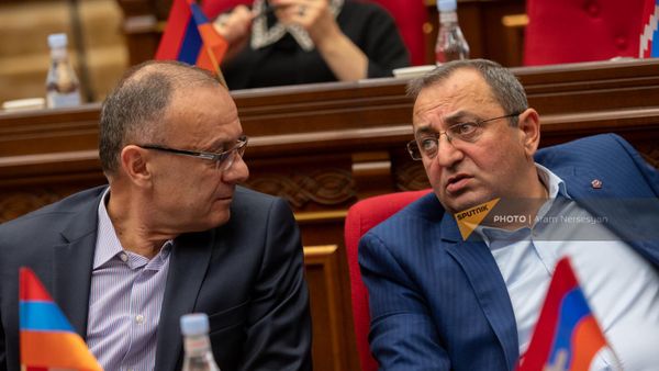 Сейран Оганян и Арцвик Минасян на первом заседании пятой сессии НС (16 января 2023). Еревaн - Sputnik Армения