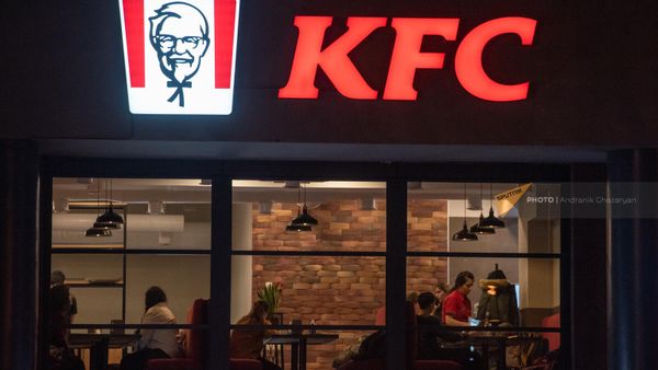 Люди в ресторане быстрого питания KFC - Sputnik Армения