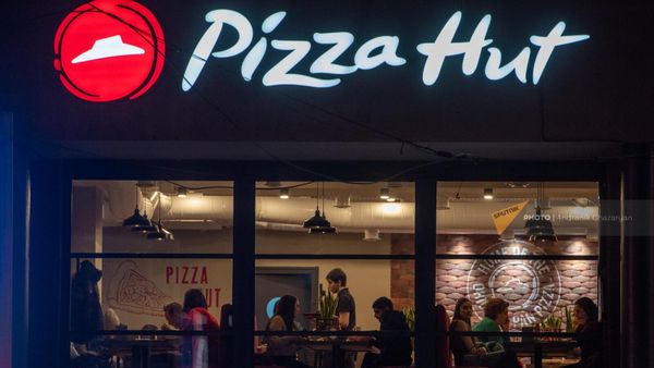 Люди в пиццерии Pizza Hut - Sputnik Армения