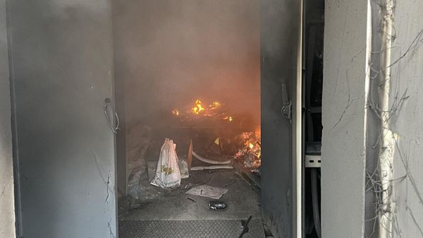 Пожар в помещении подстанции в задней части жилого дома на улице Агатангегоси (18 января 2023). Еревaн - Sputnik Армения