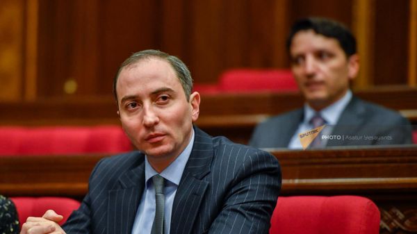 Министр высокотехнологической промышленности Роберт Хачатрян во время правительственного часа в Парламенте Армении (18 января 2023). Еревaн - Sputnik Армения