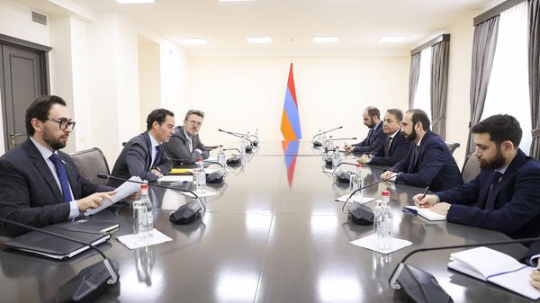 Министр иностранных дел Арарат Мирзоян принял специального представителя генерального секретаря НАТО на Кавказе и в Центральной Азии Хавьера Коломину Пирис (18 января 2023). Еревaн - Sputnik Армения