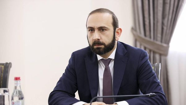 Министр иностранных дел Арарат Мирзоян принял специального представителя генерального секретаря НАТО на Кавказе и в Центральной Азии Хавьера Коломину Пирис (18 января 2023). Еревaн - Sputnik Армения