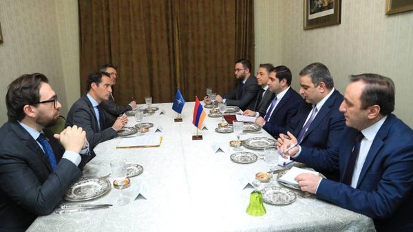 Встреча министра обороны Сурена Папикяна и специального представителя генерального секретаря НАТО на Кавказе и в Центральной Азии Хавьера Коломины Пириса (18 января 2023). Еревaн - Sputnik Армения