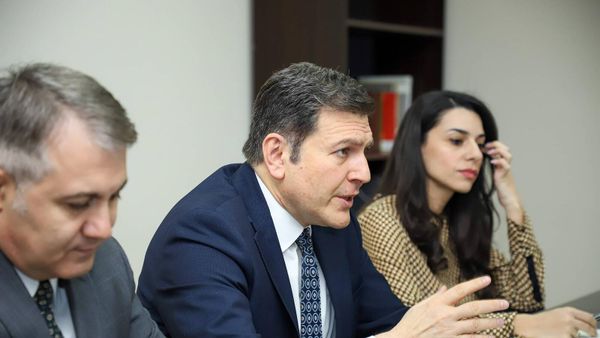 Замминистра иностранных дел Армении Паруйр Ованнисян и генсек МИД Кипра Корнелиус Корнелиу во время политических консультаций между министерствами иностранных дел Армении и Кипра (10 января 2022). Ереван - Sputnik Армения