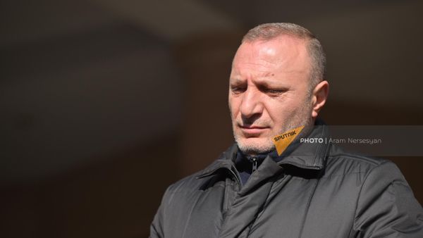 Отец погибшего в 44-дневной войне военнослужащего, Гарик Галеян, на акции протеста у здания Следственного комитета (20 января 2023). Еревaн - Sputnik Армения