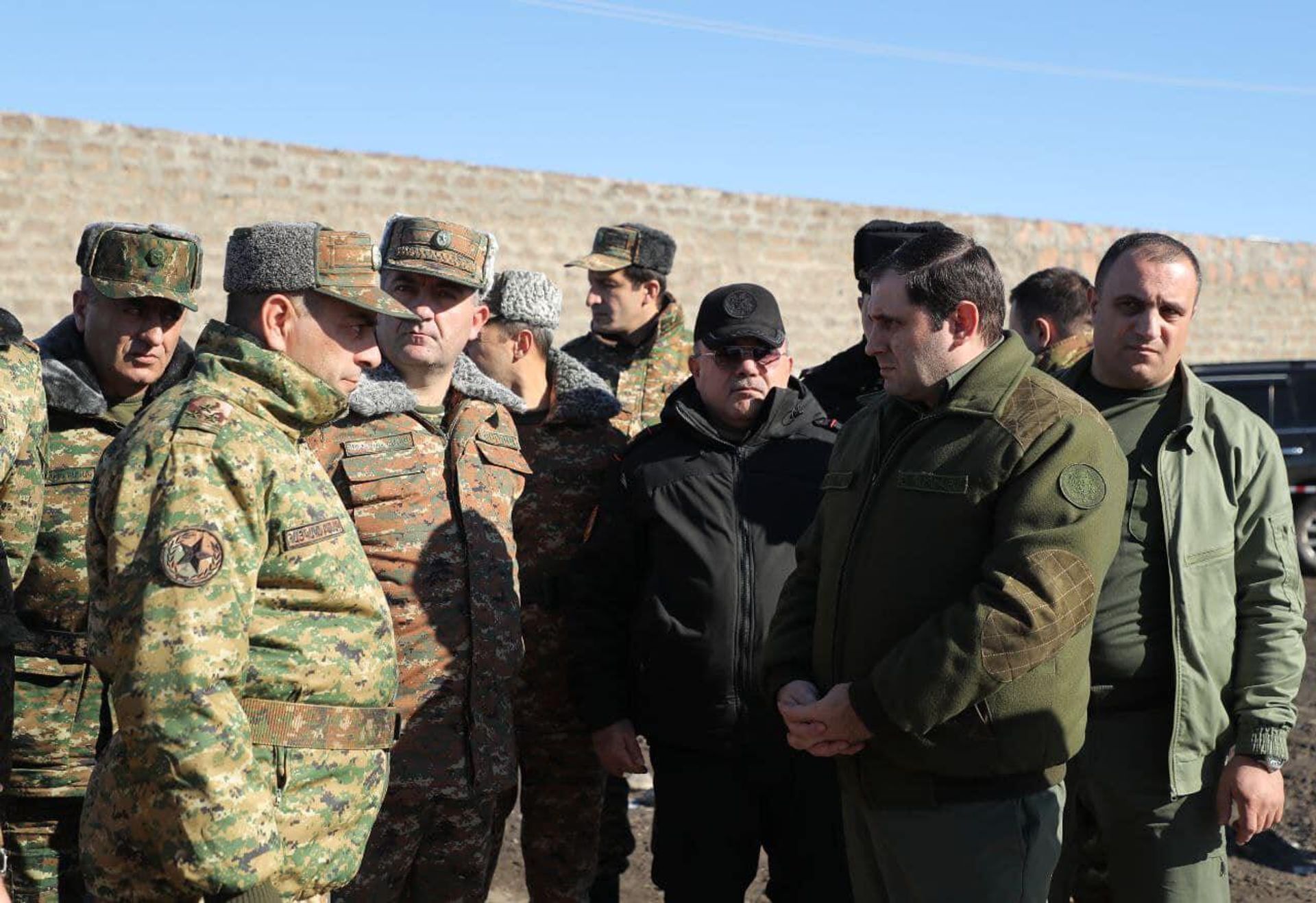 Министр обороны Сурен Папикян в сопровождении начальника Генерального штаба ВС генерал-майора Эдуарда Асряна и высокопоставленных военнослужащих посетил 2-ю воинскую часть (21 января 2023) - Sputnik Արմենիա, 1920, 21.01.2023