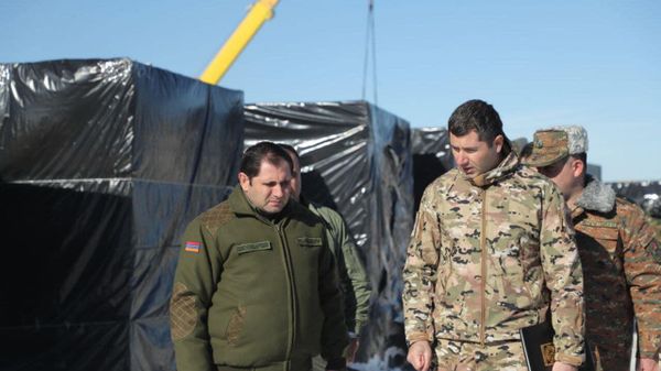 Министр обороны Сурен Папикян в сопровождении начальника Генерального штаба ВС генерал-майора Эдуарда Асряна и высокопоставленных военнослужащих посетил 2-ю воинскую часть (21 января 2023) - Sputnik Армения